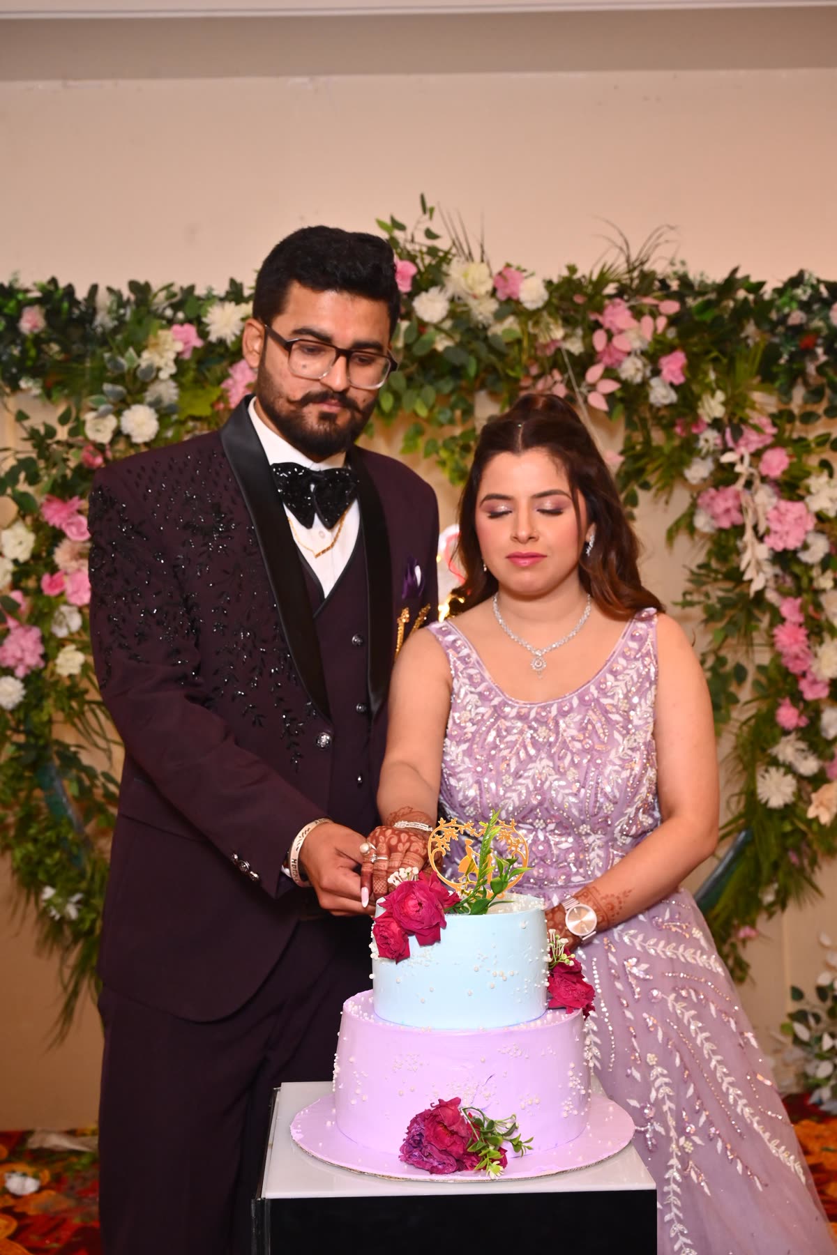 Anukriti and Anmol cutting their celebration cake